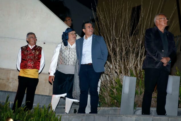 Paula Argudo et Elia Lull annoncent l'arrivée des Fallas de Dénia 2026 devant une Plaça del Consell 9 dédiée Appel de Denia 2026 5