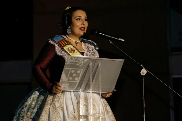 Paula Argudo i Elia Lull anuncien l'arribada de les Falles de Dénia 2026 davant d'una entregada plaça del Consell 13 crida de denia 2026 9