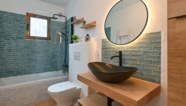 Cuarto de baño moderno con ducha para invitados