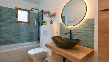 Cuarto de baño moderno con ducha para invitados