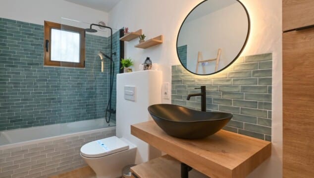 cuarto de bano moderno con ducha para invitados