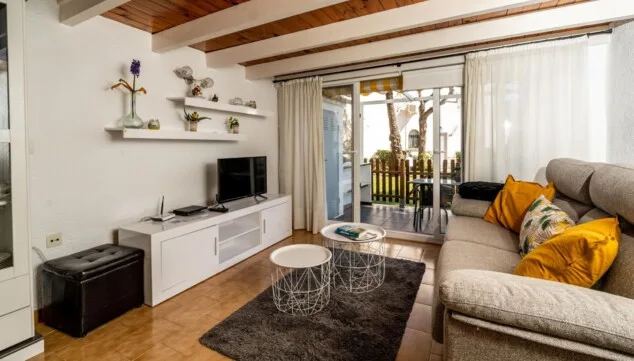 Renoviertes Badezimmer mit Duschwanne und funktionalem Design