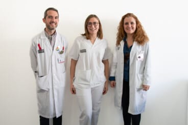 de izquierda a derecha el coordinador medico carlos de andres david la enfermera carla perez server y la directora de enfermeria majose tomas garcia del hospital de denia