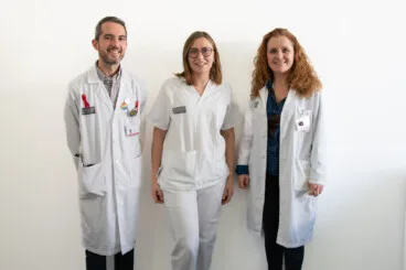 de izquierda a derecha el coordinador medico carlos de andres david la enfermera carla perez server y la directora de enfermeria majose tomas garcia del hospital de denia