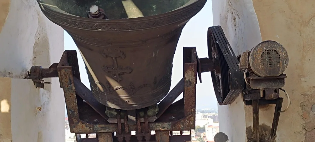 Detalle de la campana, instalada con un yugo metálico que ahora será sustituido por uno de madera para respetar la tradición valenciana