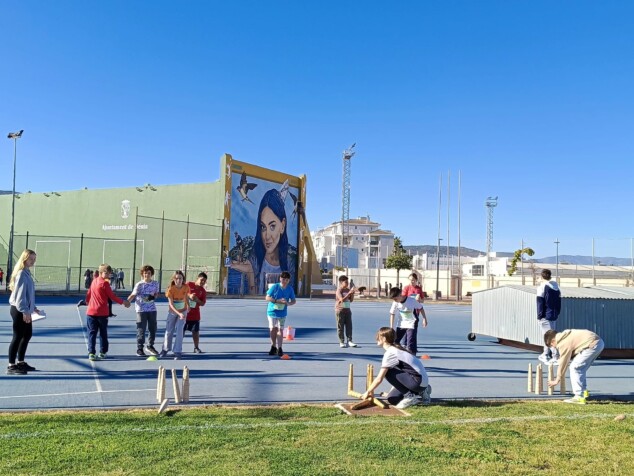 Dénia conmemora el Dia de l'Esport con una jornada de juegos tradicionales 1 Imagen: Alumnos en el Dia de l'Esport en Dénia