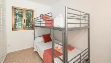 Dormitorio infantil con litera práctica y funcional