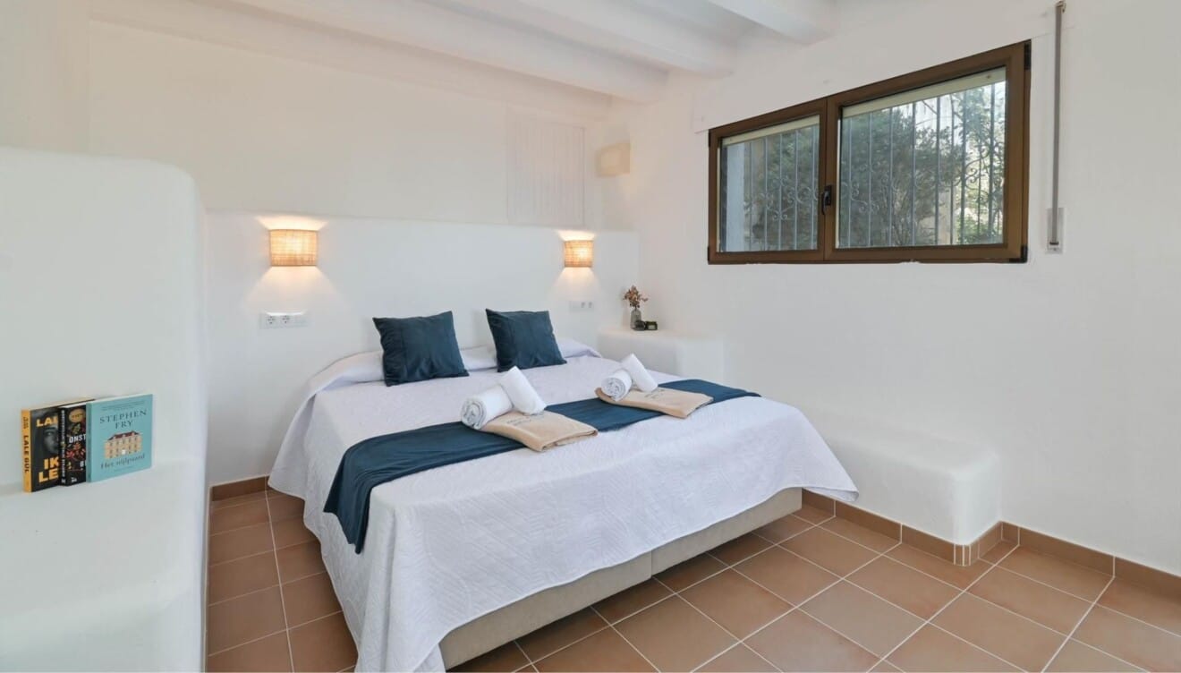 Dormitorio principal con cama king size y aire acondicionado