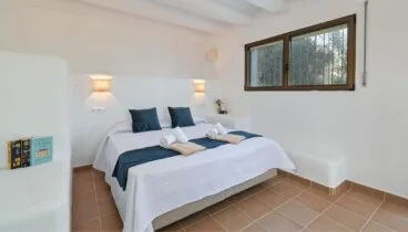 Dormitorio principal con cama king size y aire acondicionado