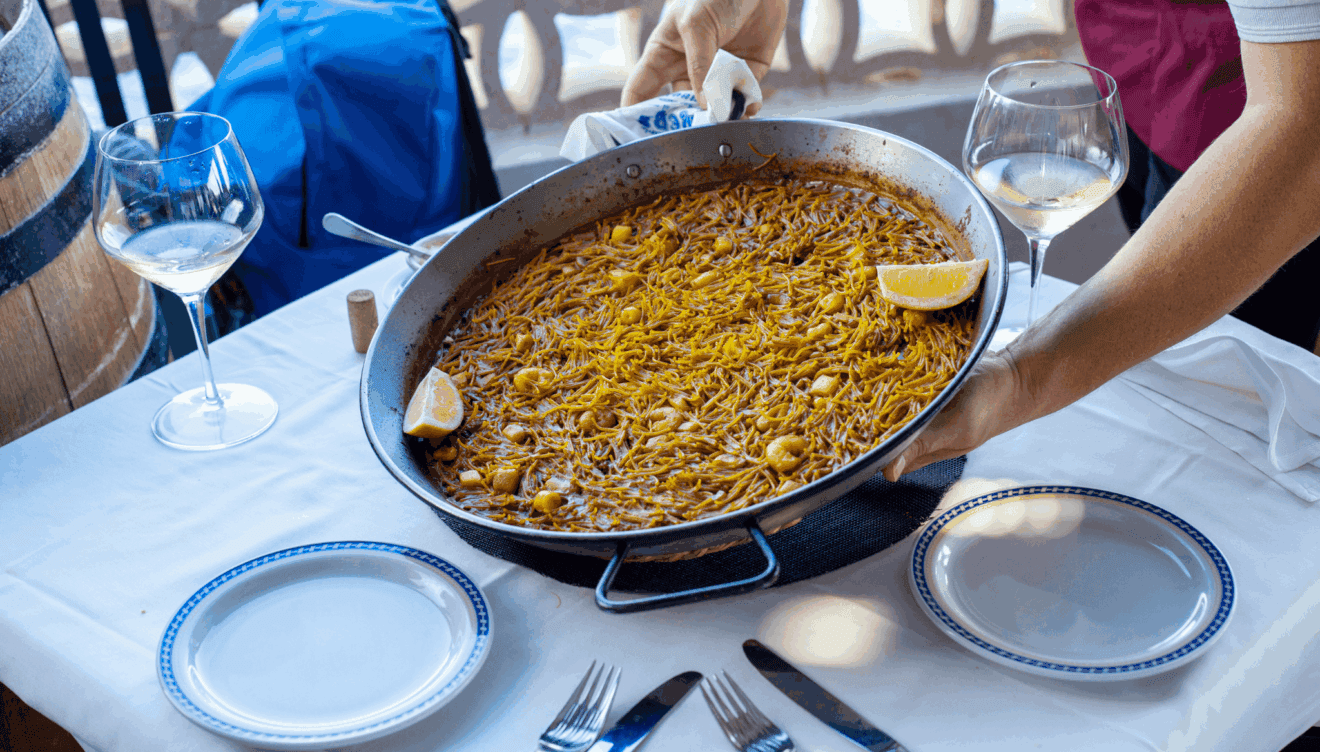 El arte de la fideuà cocinada con la maestría que nació entre cañizos y fuegos al aire libre