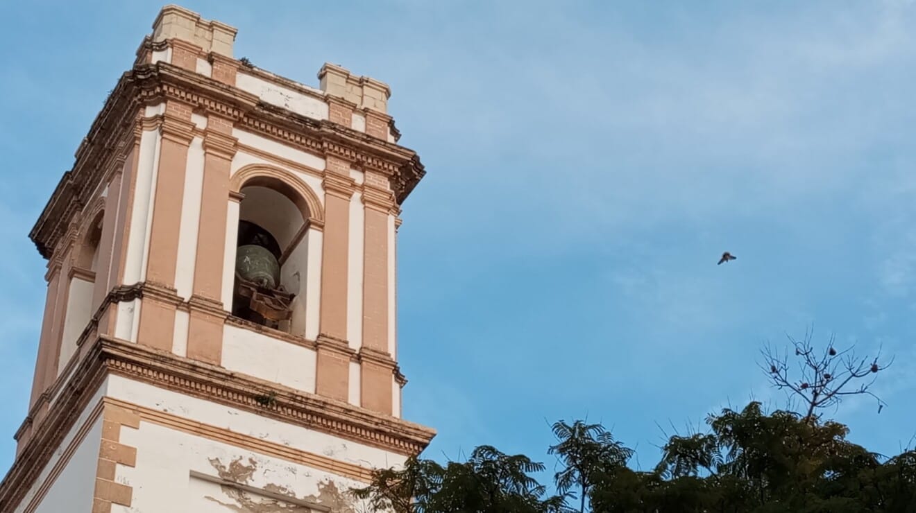 El campanario de la Asunción, una silueta icónica de Dénia que hoy se queda muda temporalmente para recuperar su salud