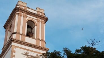 El campanario de la Asunción, una silueta icónica de Dénia que hoy se queda muda temporalmente para recuperar su salud