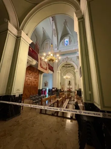 El interior del templo, marcado por el precinto de seguridad que ha obligado a los fieles a mantener la distancia tras el aviso del pasado viernes