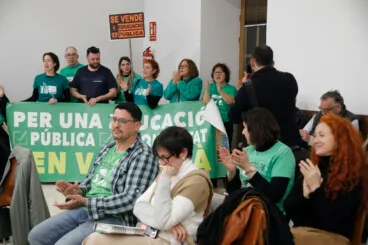 El salón de plenos del Ayuntamiento de Dénia se llenó de ciudadanos y docentes durante el debate de la moción por la escuela pública