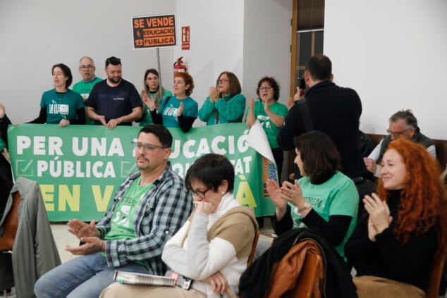 Bild: Der Plenarsaal des Stadtrats von Dénia war während der Debatte über den Antrag zur öffentlichen Bildung mit Bürgern und Lehrern gefüllt.