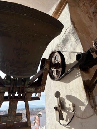 El sistema de poleas y el motor de la campana, donde el óxido acumulado durante décadas en la estructura de hierro es hoy el protagonista