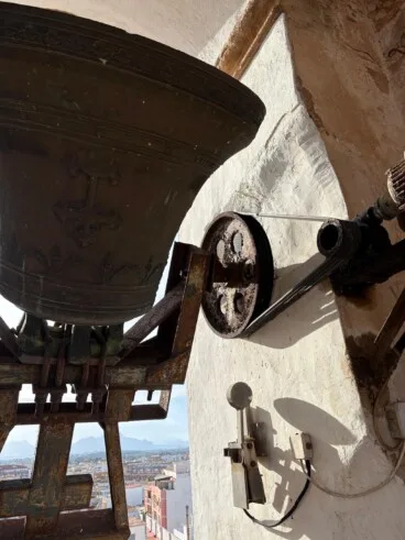 El sistema de poleas y el motor de la campana, donde el óxido acumulado durante décadas en la estructura de hierro es hoy el protagonista
