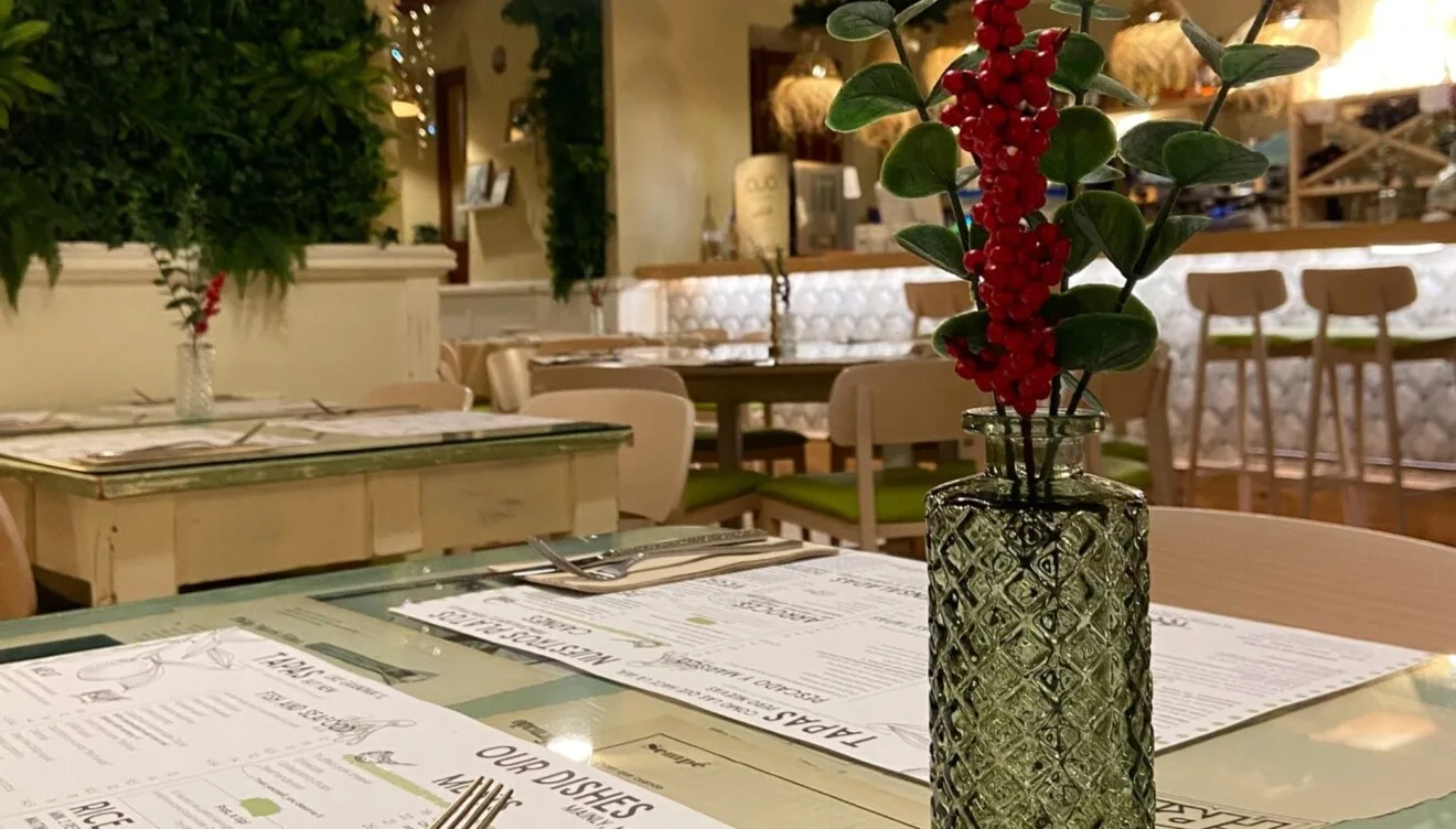 Espacio elegante para comidas de grupo