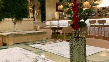 Espacio elegante para comidas de grupo