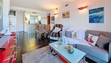 Espacios interiores cómodos en apartamento junto al Mediterráneo