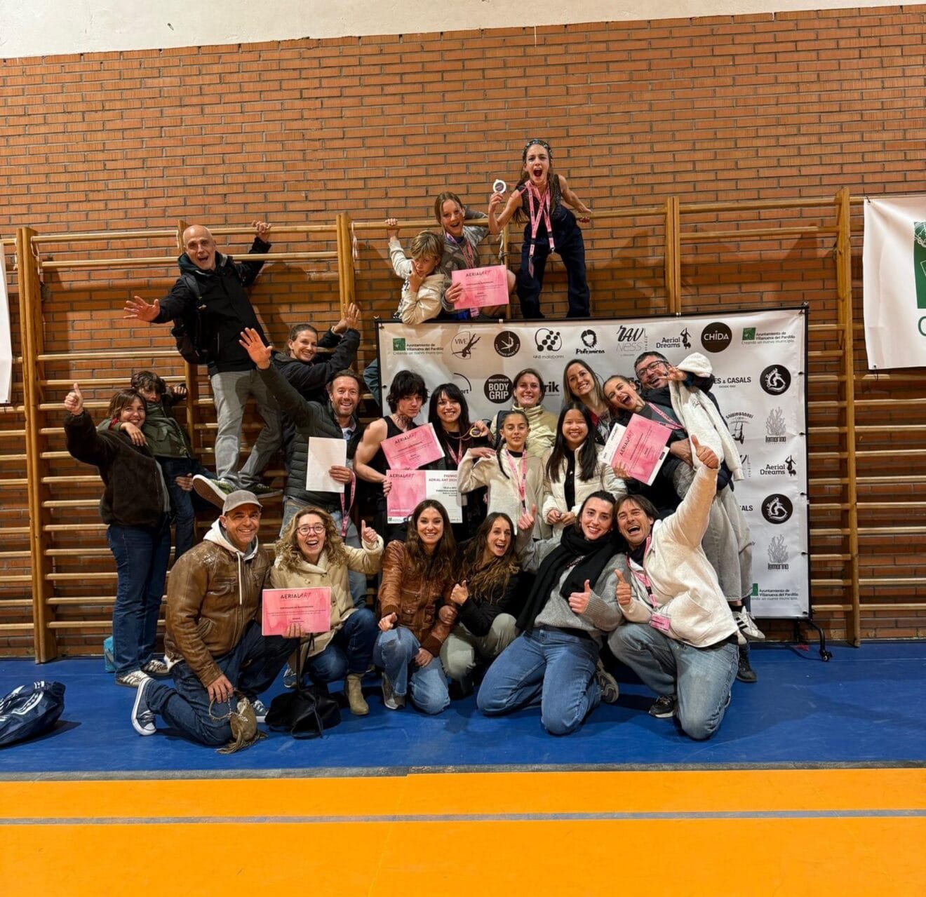 La delegación de La Marina Social Club celebra su éxito en el Aerial Arts Championship
