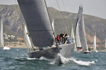 La Ruta de la Sal zarpa el 2 de abril con 140 embarcaciones desde Dénia y Barcelona 27 Velero gris navegando en ceñida durante la regata La Ruta de la Sal