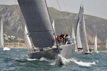 Velero gris navegando en ceñida durante la regata La Ruta de la Sal