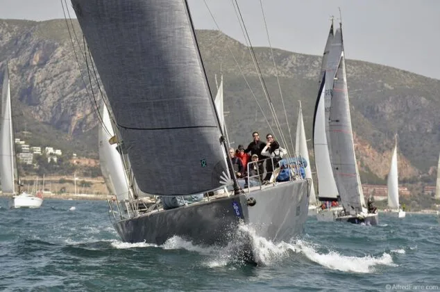 Velero gris navegando en ceñida durante la regata La Ruta de la Sal