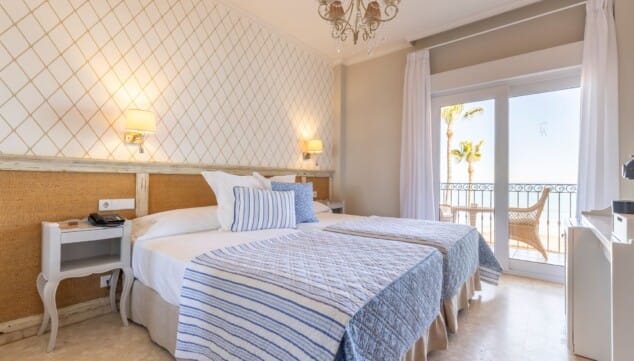 habitacion con terraza en hotel los angeles denia junto al mediterraneo