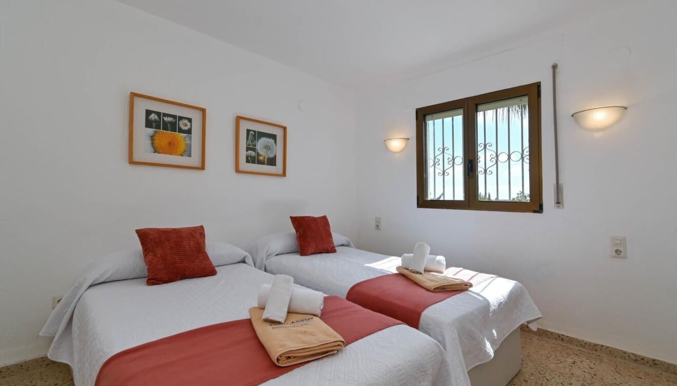 Habitación doble con dos camas individuales y vistas al jardín