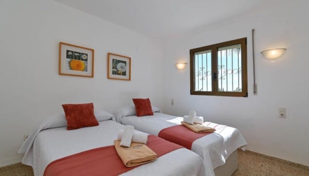 habitacion doble con dos camas individuales y vistas al jardin