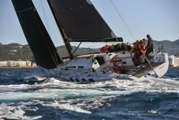 El velero Hydra-HM Hospitales en acción durante La Ruta de la Sal