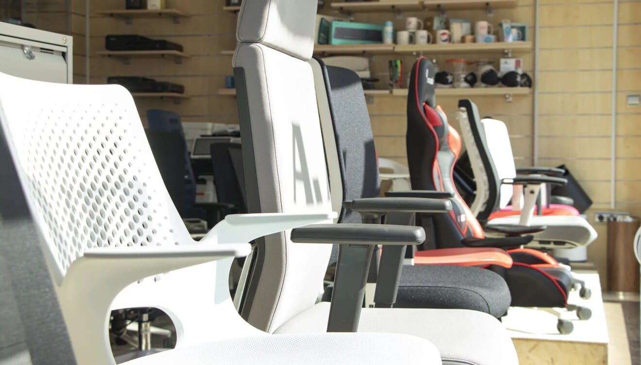 Importancia de las sillas ergonómicas y mamparas en espacios de trabajo modernos