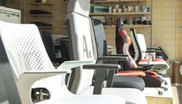 Importancia de las sillas ergonómicas y mamparas en espacios de trabajo modernos