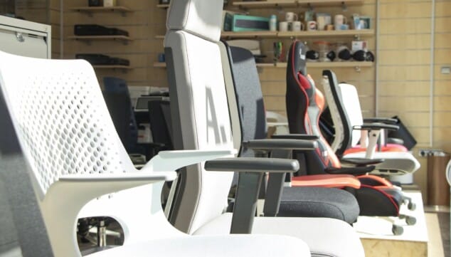 importancia de las sillas ergonomicas y mamparas en espacios de trabajo modernos