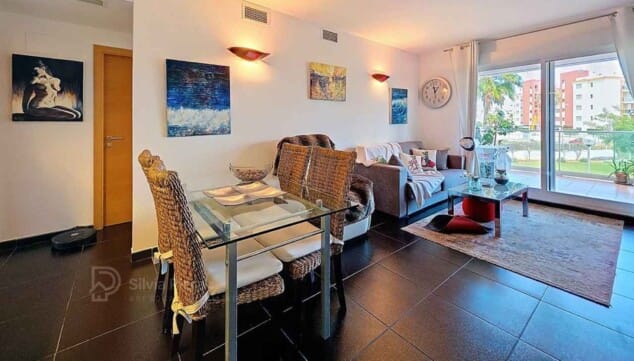 interior d'apartament modern al verger prop del mar