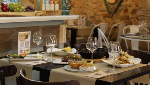 La Cova Tallà: cocina fusión con producto fresco para disfrutar esta primavera 1 Imagen: Interior del restaurante con un ambiente agradable para compartir mesa