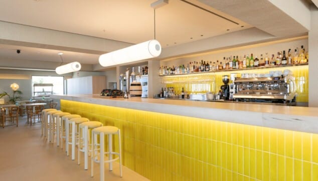 interior renovado del restaurant noguera con una barra pensada para disfrutar del ambiente mediterraneo