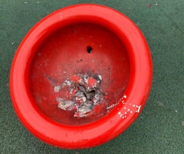 Más allá de los petardos: el incivismo crónico que sufren las áreas infantiles de Dénia 5 juego de un parque de denia calcinado por los petardos