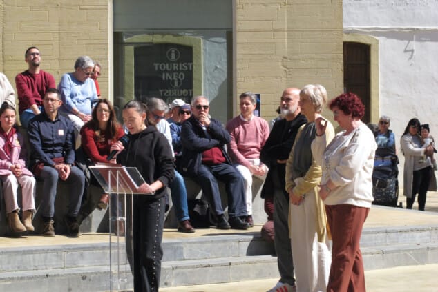 Dénia reivindica la libertad de elección de las mujeres con la nueva escultura «Cercle púrpura» 1 Imagen: La alumna del IES Maria Ibars, Cristina Pérez Mulet, durante la lectura del manifiesto reivindicativo en la plaza del Consell