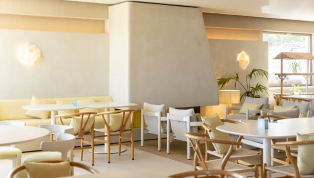 la chimenea del restaurant noguera crea un espacio calido para los dias mas frescos