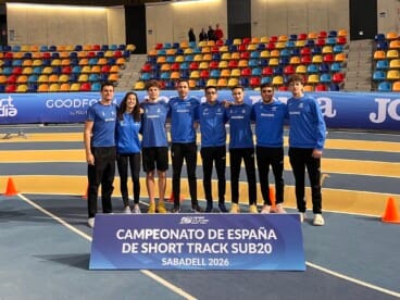 La expedición completa del C.A. Baleària Diànium en la pista de Sabadell junto a su equipo técnico