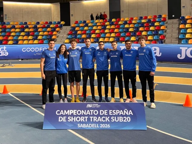 Saúl Delgado se proclama campeón de España Sub20 de heptatlón en Sabadell 1 Imagen: La expedición completa del C.A. Baleària Diànium en la pista de Sabadell junto a su equipo técnico