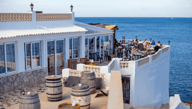 la mirada privilegiada al mar desde el comedor que la familia mena levanto con resiliencia y esfuerzo