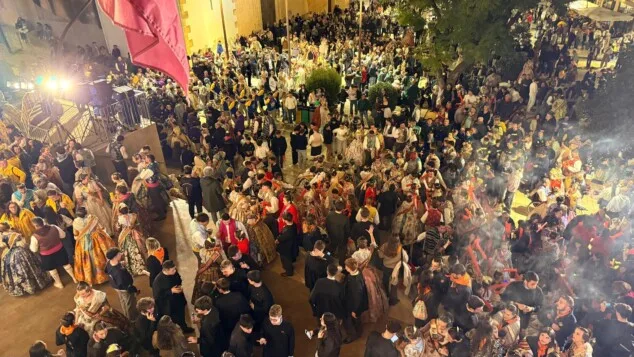 Las Fallas Centro y Port-Rotes ganadoras del Primer Premio de las Fallas de Dénia 2026: consulta aquí todos los premios 6 Imagen: La plaza esperando a que empiecen los premios de las Fallas de Dénia 2026