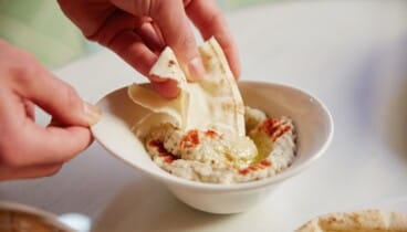 La receta tradicional del hummus mediterráneo con esencia de la cocina libanesa