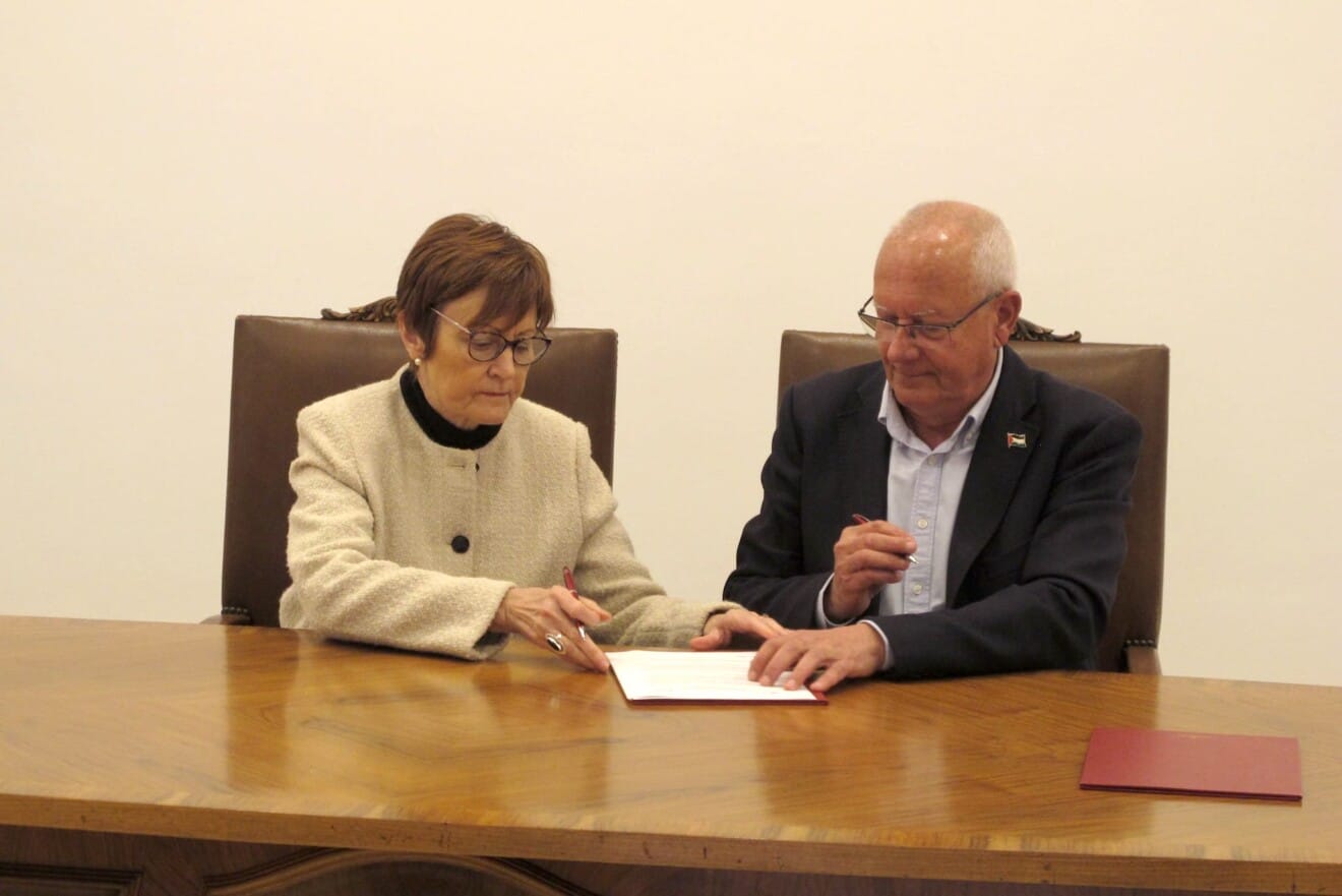 La rectora de la Universitat de València, Mª Vicenta Mestre, y el alcalde de Dénia, Vicent Grimalt, durante la firma del convenio marco en el Ayuntamiento