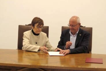 la rectora de la universitat de valència ma vicenta mestre i l'alcalde de denia vicent grimalt durant la signatura del conveni marc a l'ajuntament