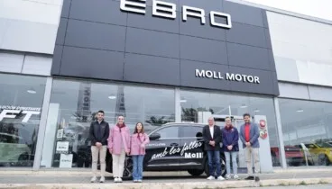 las falleras mayores de denia 2026 paula argudo y elia lull han recibido los vehiculos que las acompanaran durante las fiestas gracias al patrocinio de moll motor denia