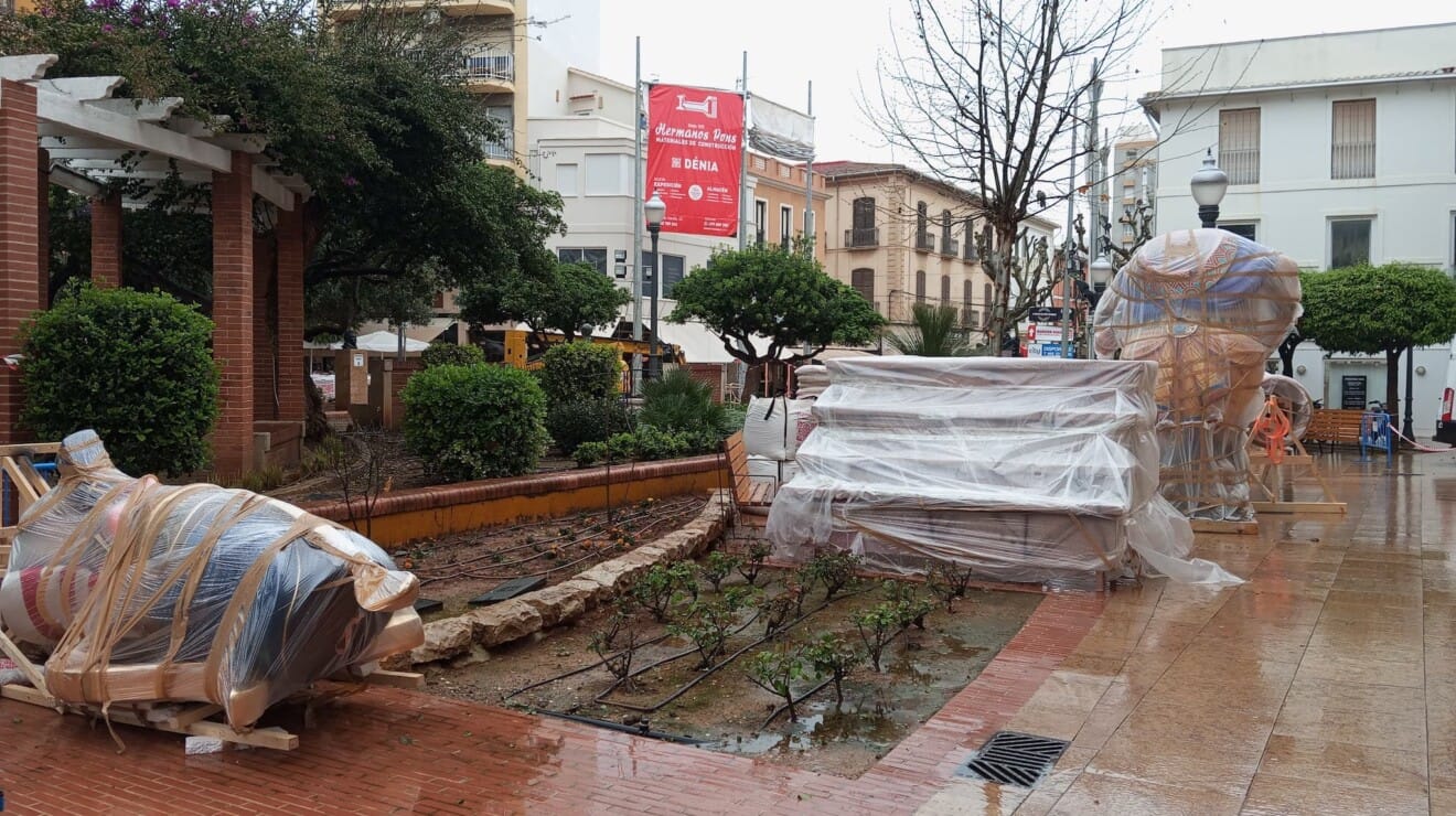 Las piezas del monumento fallero permanecen resguardadas con plásticos en La Glorieta para evitar daños por la humedad antes del inicio del montaje